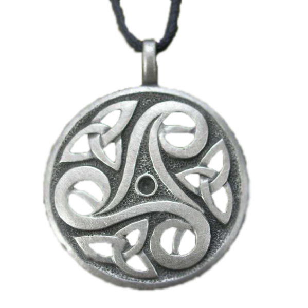 Трискелион амулет