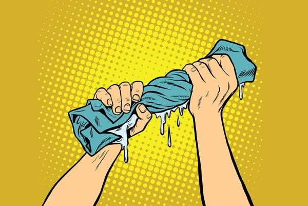 Отжимает тряпку