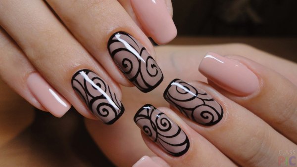 Красивый маникюр с черными вензелями
