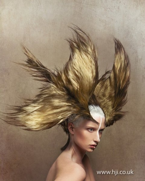 Стилизованные прически в профиль