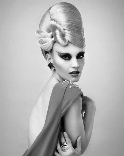 Прическа в стиле бидермейер карандашом