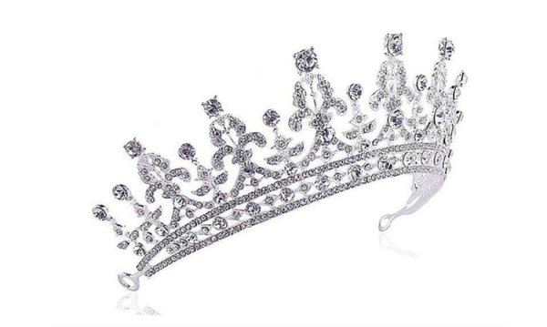 Диадема на белом фоне