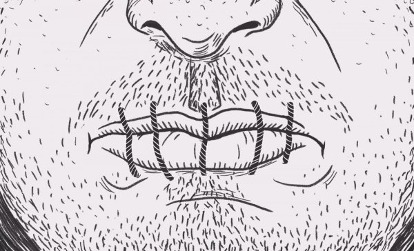 Зловещая улыбка на черном фоне