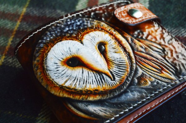 Тиснение бабочки на коже