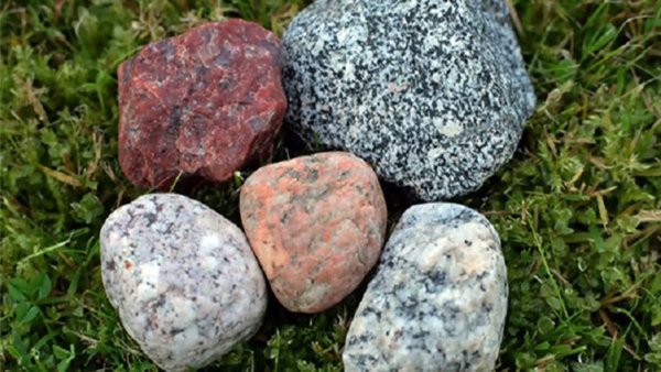 Драгоценный камень в граните