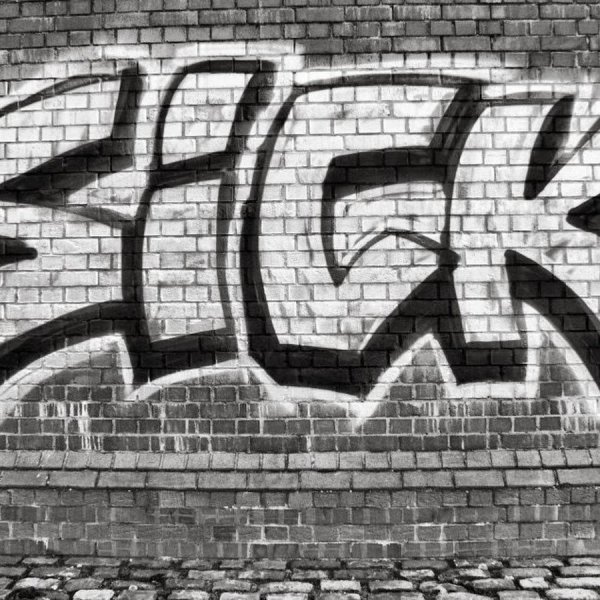 Надписи маркером на бумаге