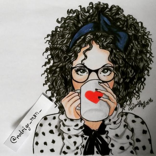 Кудрявая девочка в очках