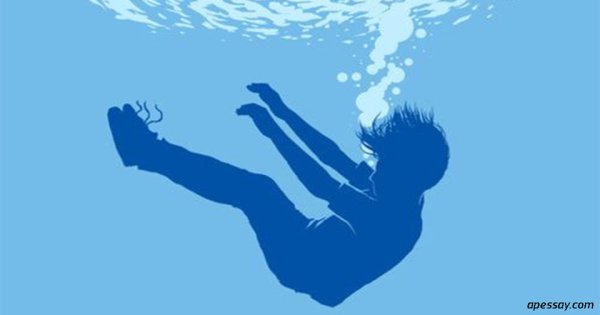 Человек падает в воду