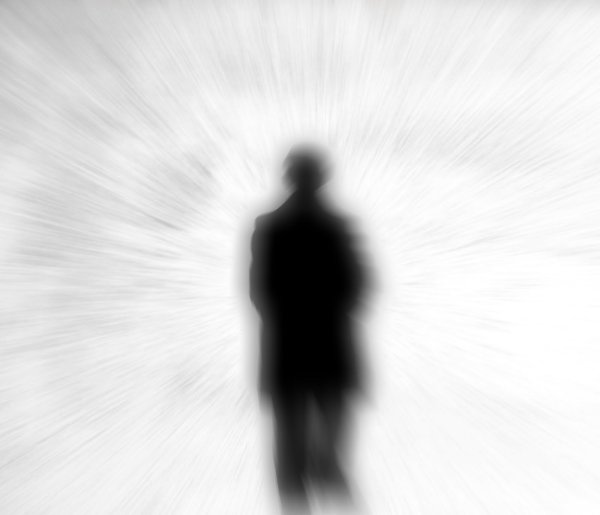 Размытый силуэт человека