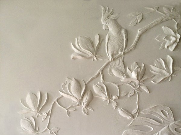 Рельефный рисунок на стене