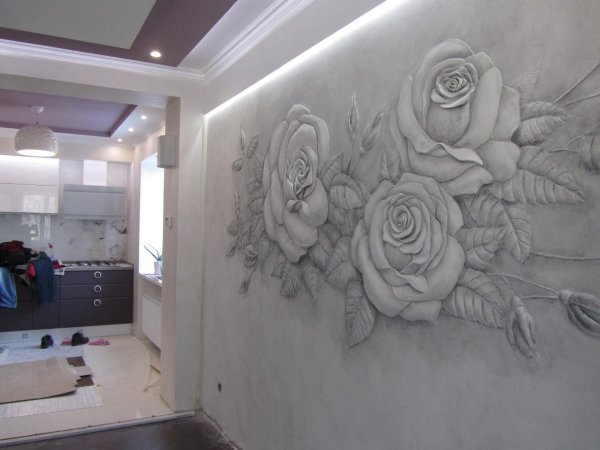 Барельеф лоза на стене