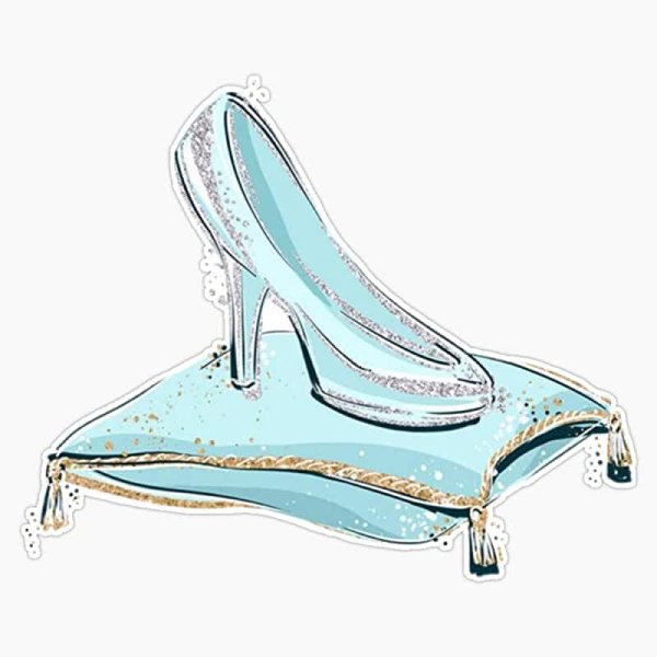 Хрустальная туфелька на белом фоне