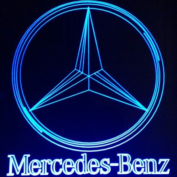 Надпись Мерседес Бенц