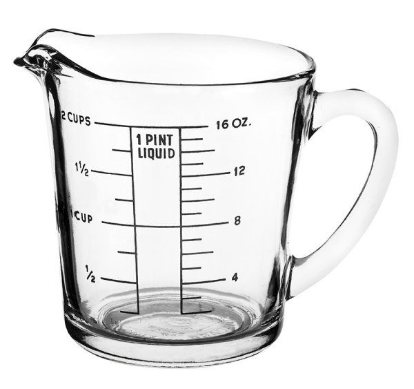 Мерный стакан на белом фоне