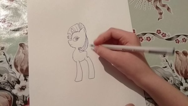 Ксюша рисует