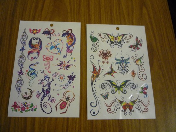 Маленькая переводная татушка