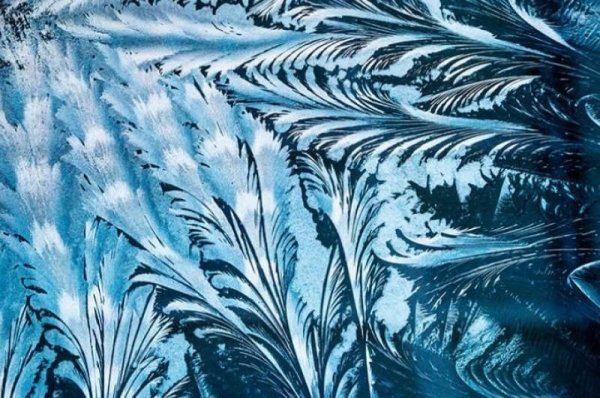 Белоснежные узоры на окне