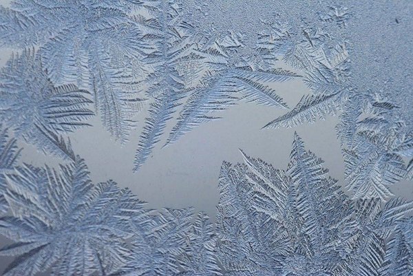 Морозный рисунок на стекле