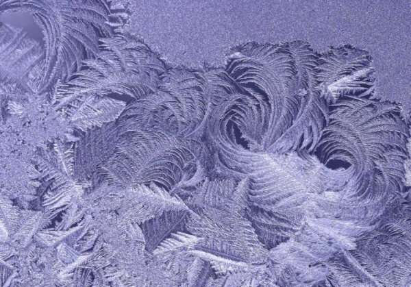 Морозные узоры на окне