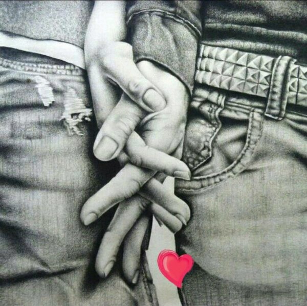 Девушка обнимает парня за руку