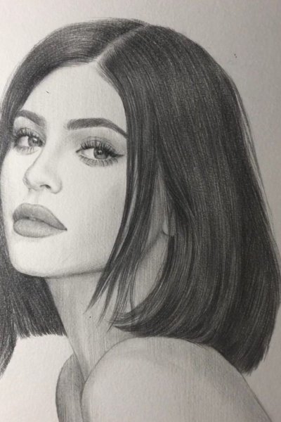 Портрет Кайли Дженнер карандашом