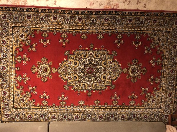 Старый ковер на стене