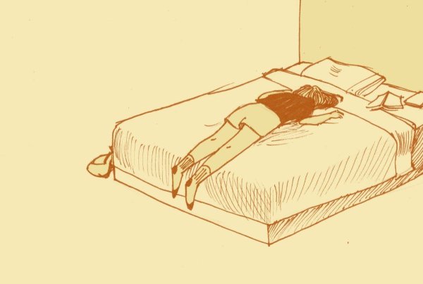 Человек лежит на кровати референс