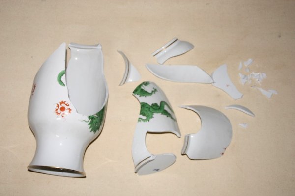Разбилась фарфоровая ваза