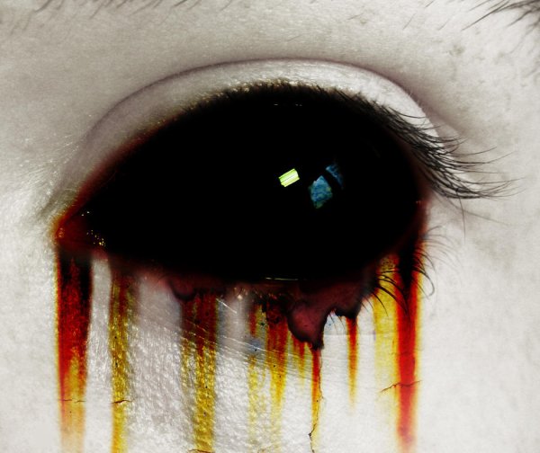 Кровавый глаз без фона