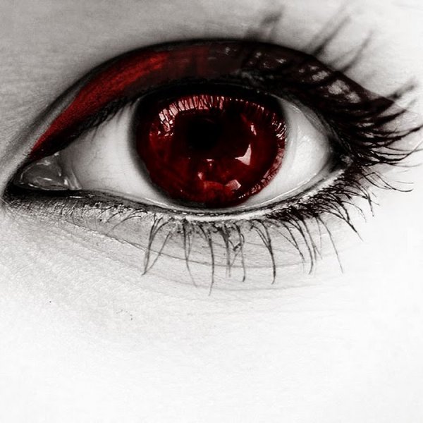 Девушка плачет кровавыми слезами