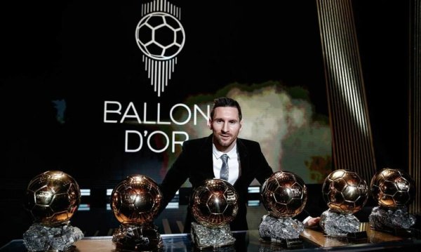 Рисование Роналду с мячом