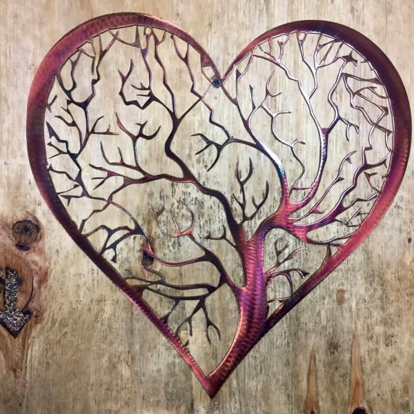 Цветущее дерево в виде сердца