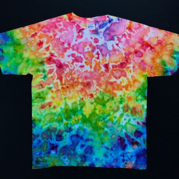 Футболка в технике батик