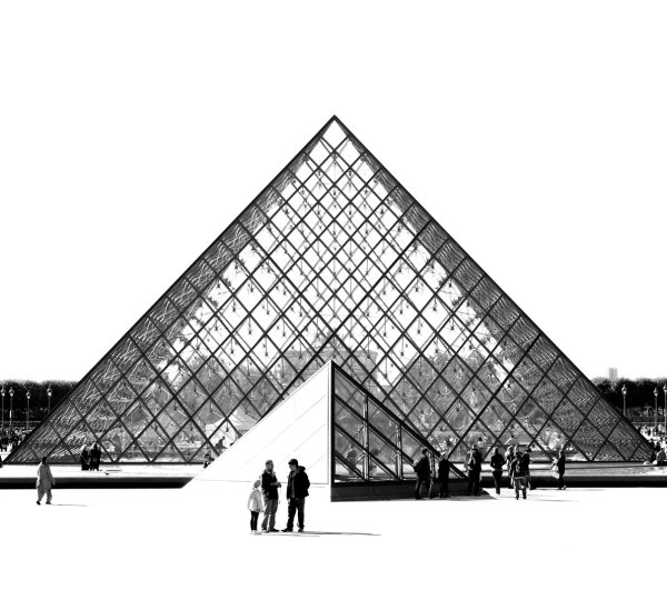 Пирамида Лувра чб