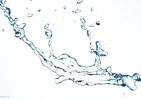 Брызги воды на белом фоне