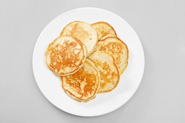 Оладьи на тарелке