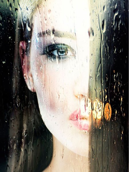 Девушка за мокрым стеклом