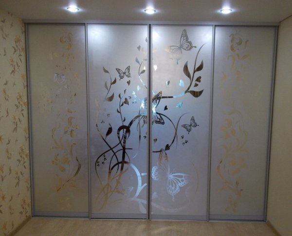 Шкаф купе с пескоструйным рисунком