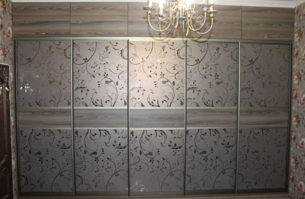 Двери купе с рисунком на стекле