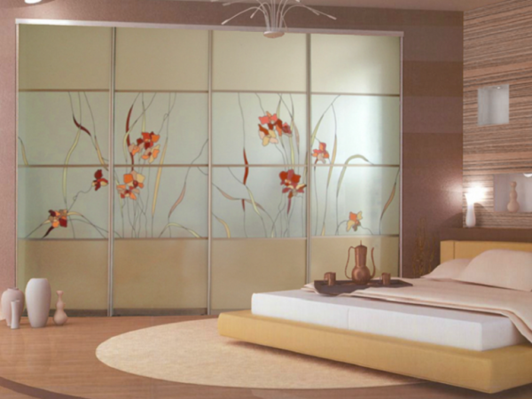 Шкафы в спальню без зеркал с цветным витражом