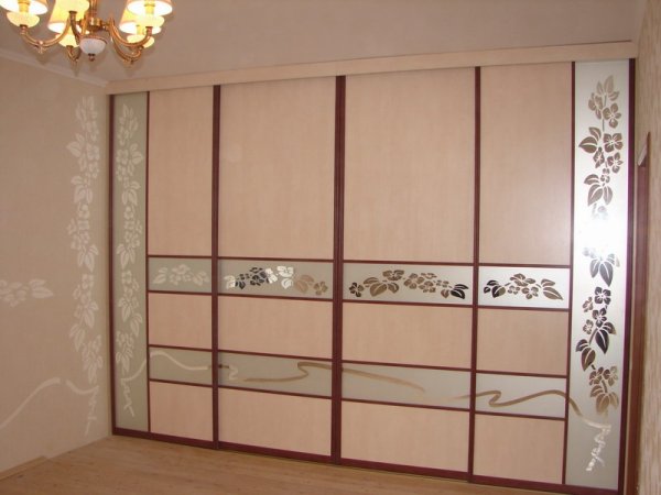 Шкаф купе с вставками из пескоструя