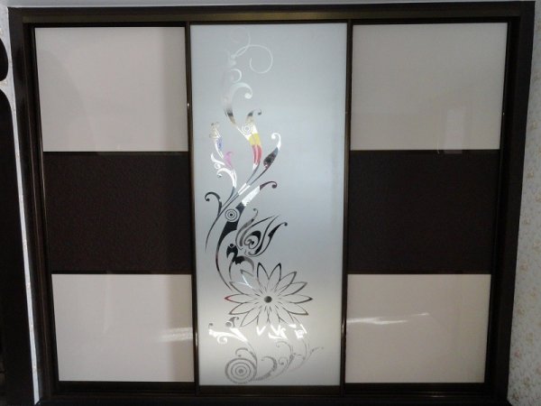 Шкаф-купе в прихожую с зеркалом и пескоструем трехдверный