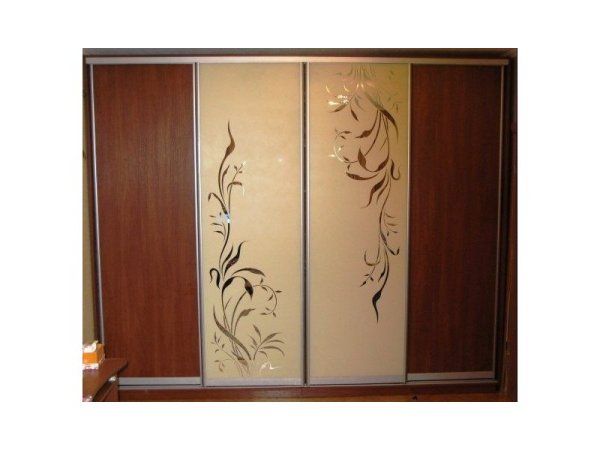 Художественная матировка на зеркало шкафа