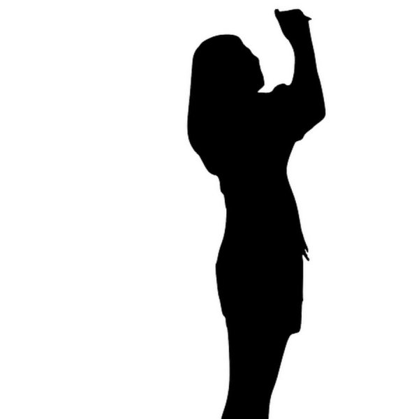 Силуэт стоящей женщины