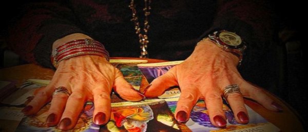 Цыгане гадают по руке