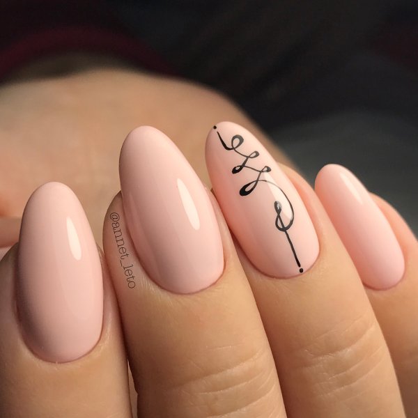 Маникюр овал бежевый