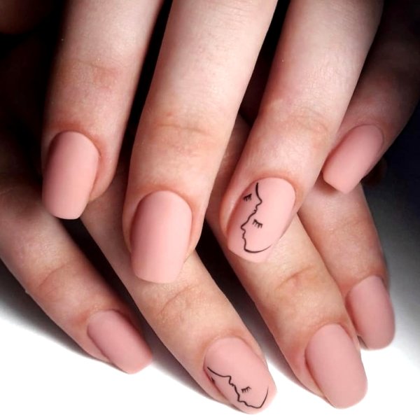 Маникюр нюд с черным