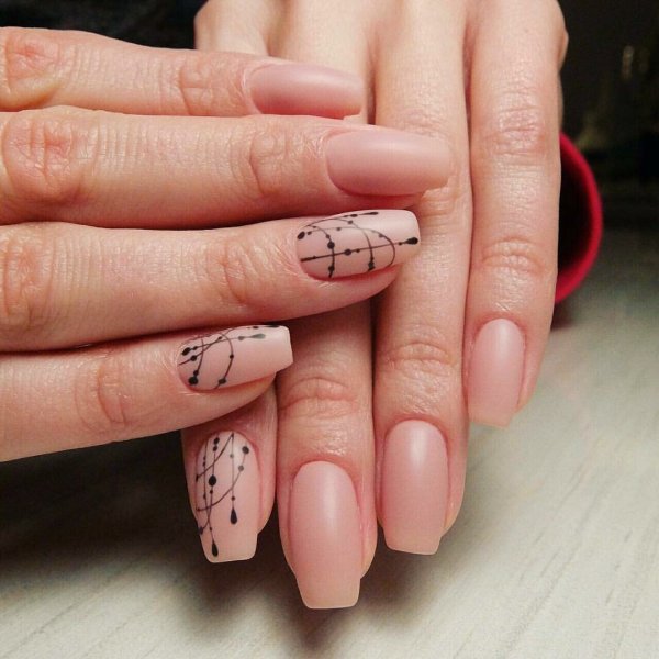 Маникюр бежевый нюд с наклейками