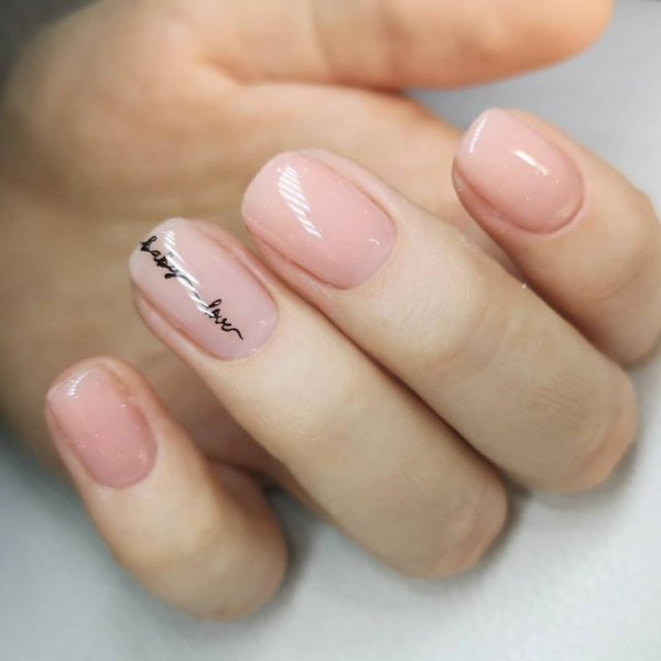 Светлый нюдовый маникюр на короткие