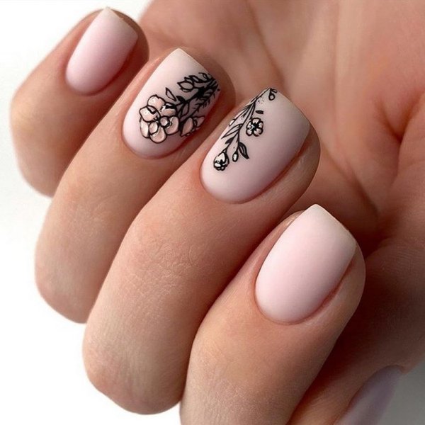 Нюдовый маникюр со стемпингом 2022